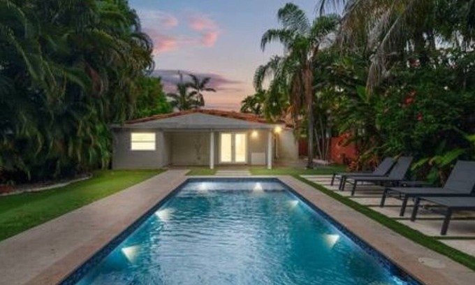 Northeast Miami Condo | Villa Miami Poolside Paradise