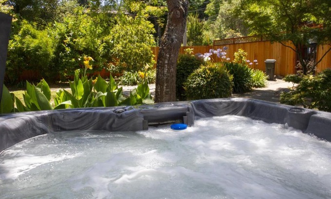 Guerneville House | Villa Mimosa Hot Tub Fire Table BBQ Walk to River Dog Friendly