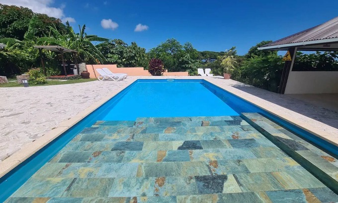 Mahina Villa | Villa Monoihere with a Large Garden and Games, close to Surf Spots