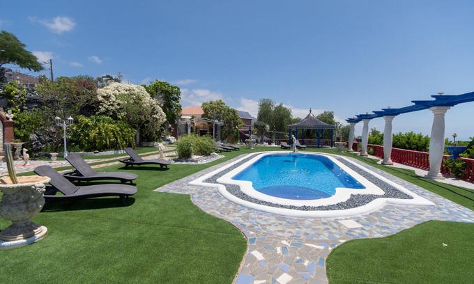 Armenime Villa | Villa Moradites C. Lovely 2 Bedroom Villa. Communal Pool. Adeje.