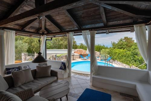 Gabonjin Villa | Villa Nana with a swimming pool