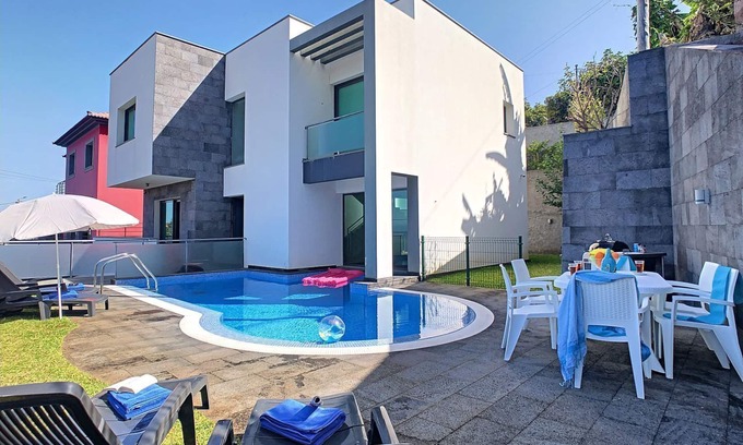 Ponta Delgada House | Villa North Sea - Three Bedroom House, Sleeps 6