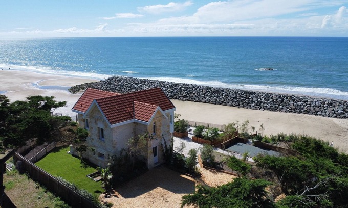 Soulac-sur-Mer Villa | Villa Ocean View with Direct Access to the Beach from the Garden