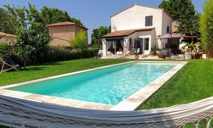 Saint-Cannat Villa | Villa on landscaped grounds with large swimming pool