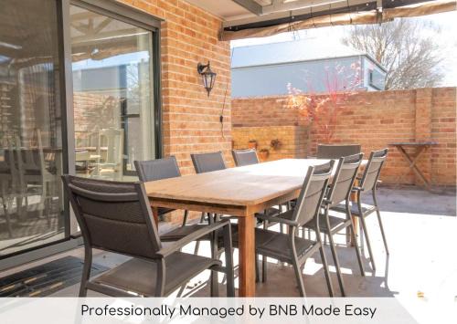 Orange House | Villa on Rosemary - Walk to CBD, Cosy & Private