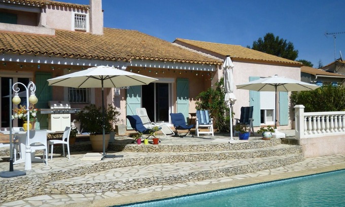 Poulx Villa | Villa on the heights of Nimes /Pont du gard