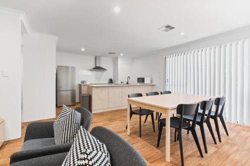 Dunsborough Villa | Villa on Valcross