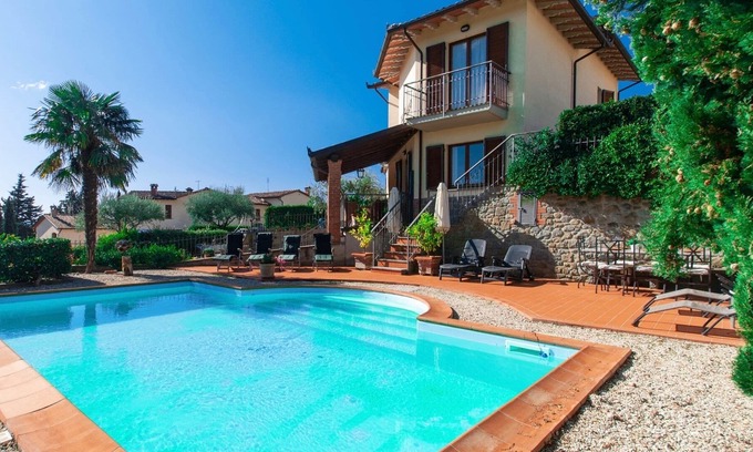 Tuoro sul Trasimeno Villa | Villa Pascoli, modern villa with pool in town