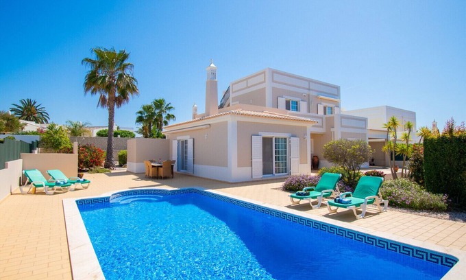 Mato Serrao Villa | Villa Perola, 3 bed villa walking distance of Carvoeiro, quiet location