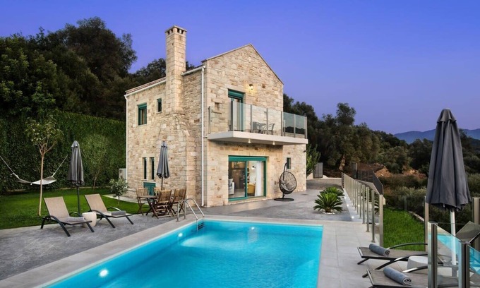 Manoliopoulo Villa | Villa Piedra Summary:
