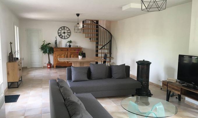 Cavillargues Villa | Villa Piscine Jardin spa Gonflable Idéale Vacances en Famille ou Entre Amis