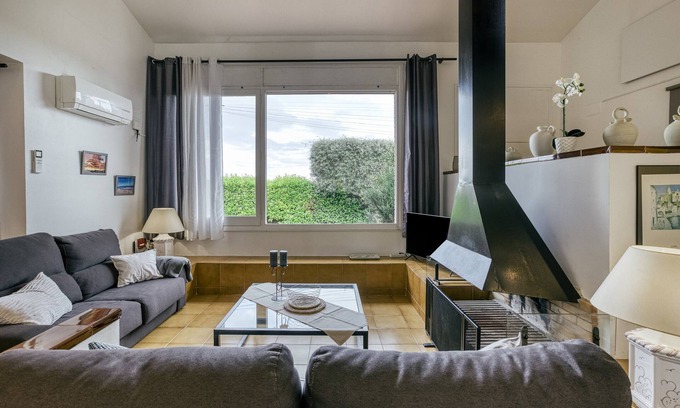 Sant Pere Pescador Villa | Villa "Playa" with Shared Pool & Wi-Fi