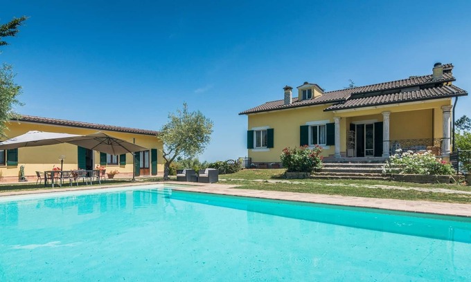Mogliano Villa | Villa Poggio 12 - Six Bedroom Villa, Sleeps 12