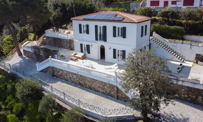 Rio Marina Villa | Villa Porticciolo has an heartbreaking view.