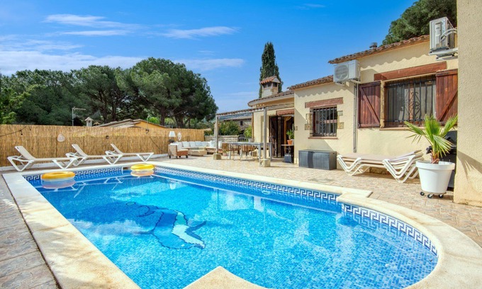 Calonge Ski Chalet | Villa Pura vida - One-story house with pool and air conditioning