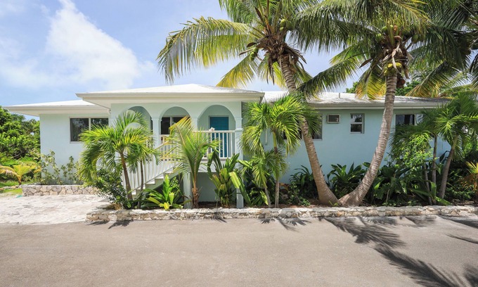 Leeward Settlement Villa | Villa Pure Serenity - Near Grace Bay Beach - Newly Remodelled