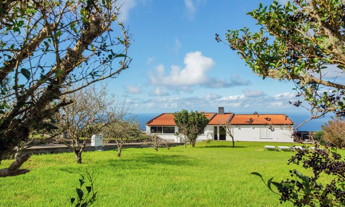 Porto Moniz Villa | Villa 'Quintinha Das Achadas' with Sea View, Private Garden and Wi-Fi