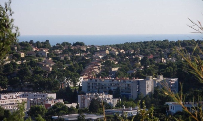 Carnoux-en-Provence House | Villa rdj. Sea and Cassis 6km, Marseille 20. Two apartments for 1 to 6 pers=12p