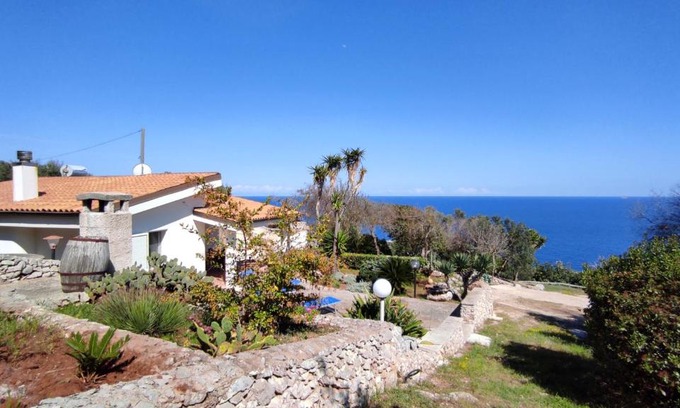 Marina di Novaglie Villa | Villa Resta - Ampio Giardino E Splendida Vista Mare
