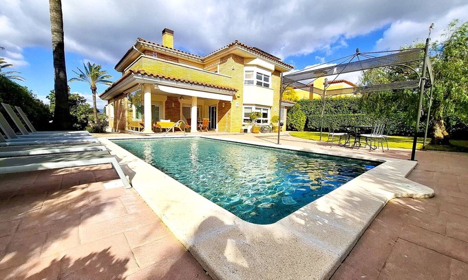 Reus Villa | Villa Reus: Port Aventura, Golf & Costa Dorada
