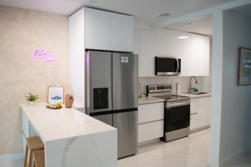 Coral Way Apartment | Villa Roads - Ideal Stay in Miami - King - Bed Parking - Near Airport, Brickell, Coconut Grove, Little Havana, Wynwood & Calle 8