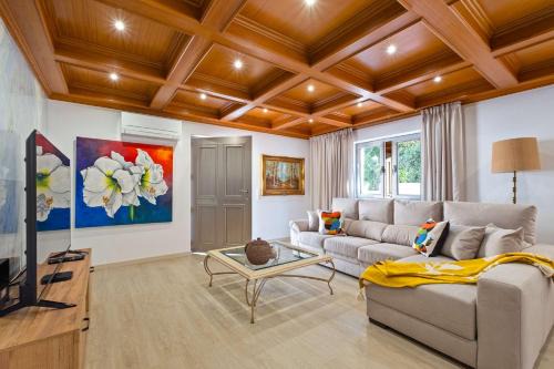 Estoril Villa | Villa Rosa Estoril Retreat by Portugal Portfolio