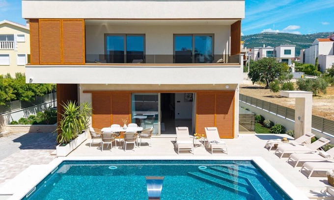 Kastel Stafilic Villa | Villa San Pietro – A Luxurious Seaside Retreat in Kaštel Štafilić