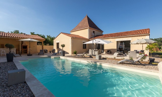 Sarlat-la-Caneda Villa | Villa Sarlat, air-conditioned, 3 bedrooms, heated swimming pool, pool house .