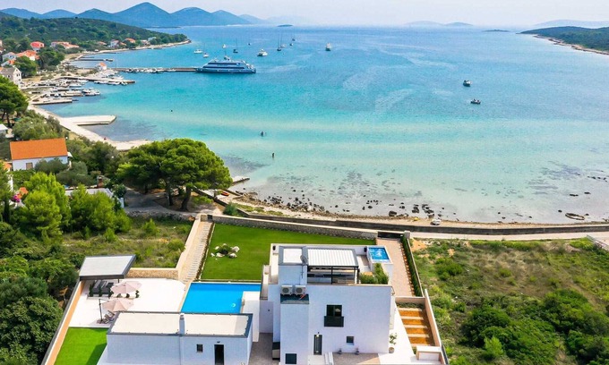 Ist Villa | Villa Seabreeze Haven - seaside villa with a tennis court, 120 m2 pool, jacuzzi and tranquility