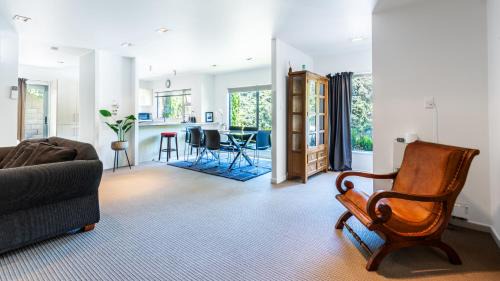 Wellington House | Villa Sebastian - Large Modern Home
