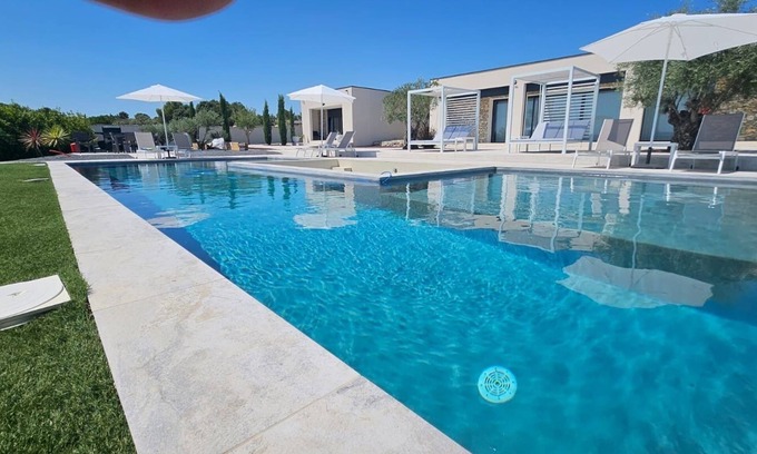 Garrigues Villa | Villa signature pool jacuzzi