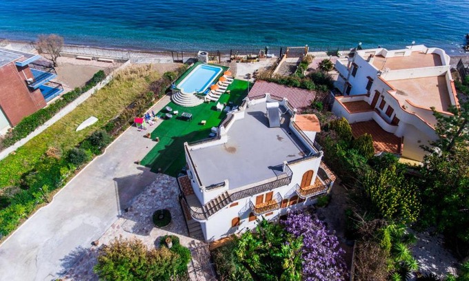 Casteldaccia Villa | Villa Silvia by Ville in Palermo