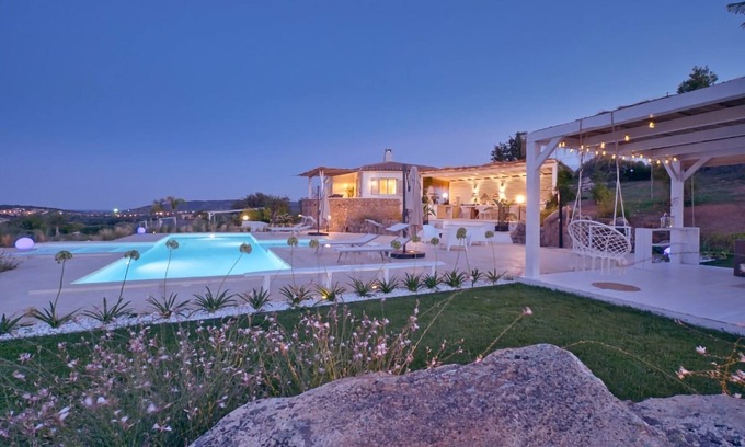 San Teodoro Villa | Villa 'Smeraldo' with Sea View, Wi-Fi and Air Conditioning