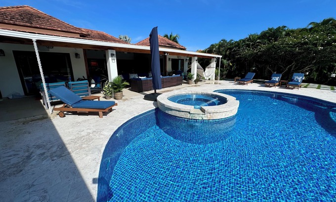 Costa Blanca Villa | Villa Solara 6 -Luxury 6 Bedroom Villa w Pool, Jacuzzi - Golf & Lake View