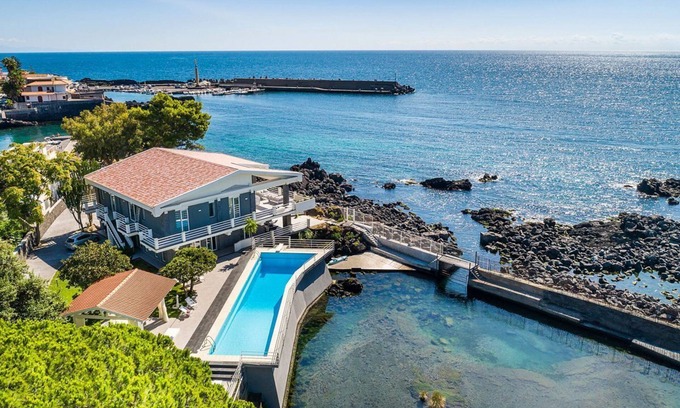 Stazzo Villa | Villa Sul Mare - Eight Bedroom Villa, Sleeps 16