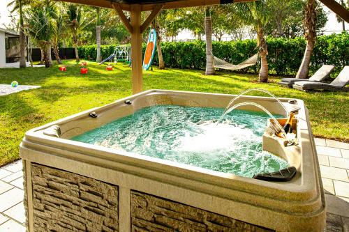 East Naples House | Villa Talia, with Spa, Mini Golf, 3mile to downtown next to a Park & Lake