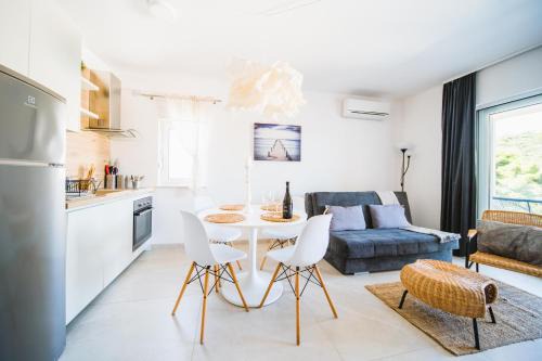 Cove Tri Zala (Zrnovo) Apartment | Villa Teuta