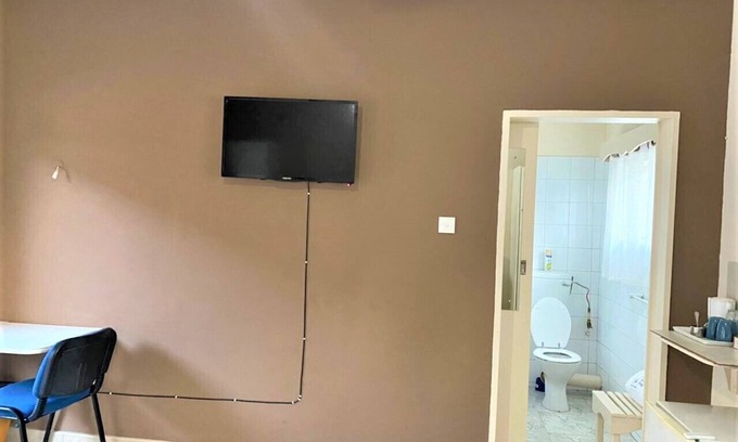 Bulawayo Apartment | Villa Thabiso Standard room with pool access - 2088