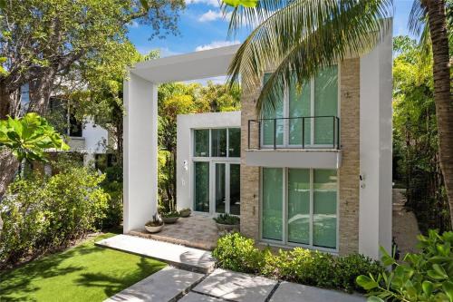 Mid Beach Villa | Villa Tranquil Luxe Modern Oasis with Private Pool in Miami Beach