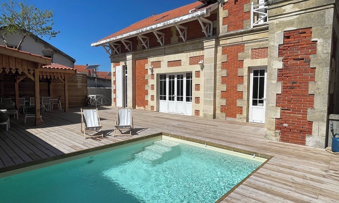 Soulac-sur-Mer Villa | Villa Turquoise, 5-minute walk from the beach and market. Sleeps 14. Swimming pool