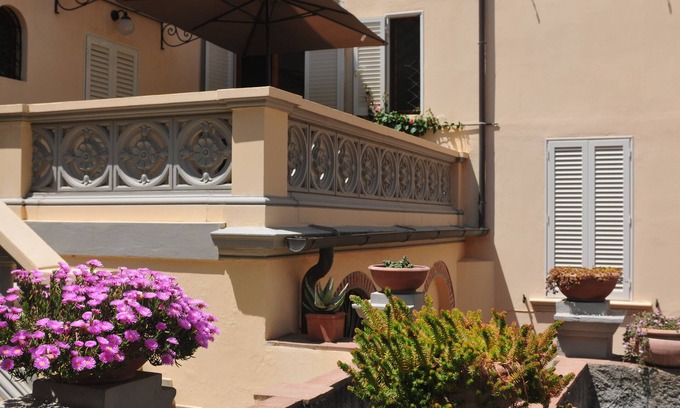 San Vincenzo House | VILLA VERA San Vincenzo - House with garden in the center 200 meters from the sea