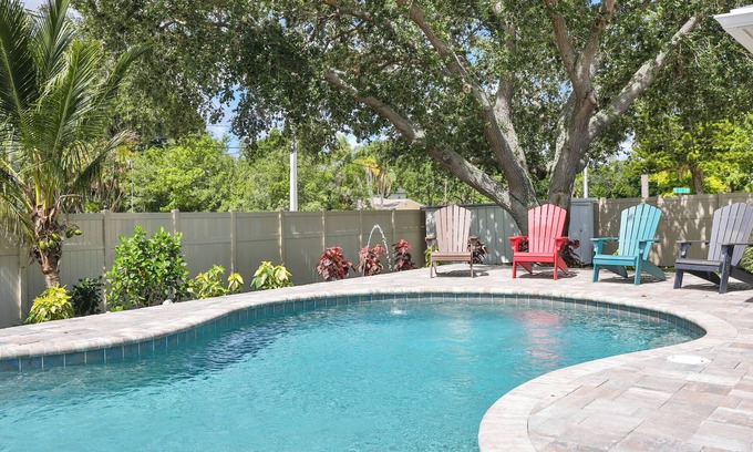 Palma Sola House | Villa Verde - Newly Renovated in 2022, Private Heated Pool, 10 Min to Anna Maria