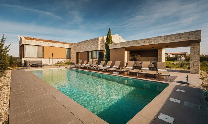 Brtonigla Villa | Villa Vigneto near Novigrad for 15 persons with sea view and whirlpool