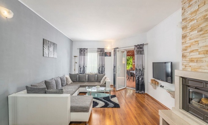 Strpacici Apartment | Villa Visnjan with Pool/Apartment No.3 with Terrace in Front of the Pool