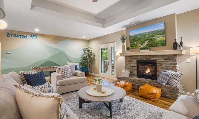 Branson Villa | Villa w/30ft PrivateDeck, All Ensuite Bathrooms, Communal Pool, Golf, GameArea