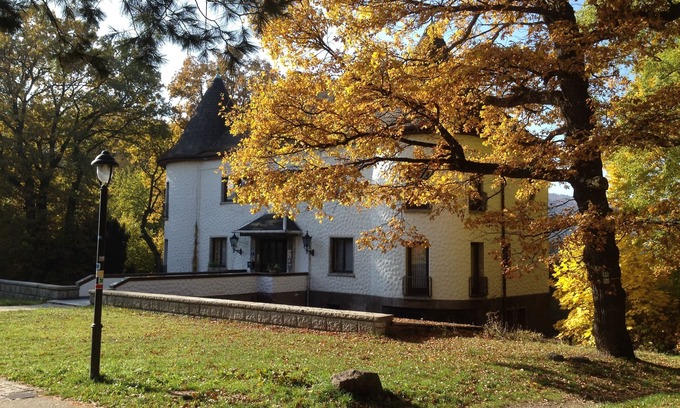 Friedrichroda Condo | Villa Warzenburg, apartment 3 with a view of the spa promenade. Vacation with a dog.