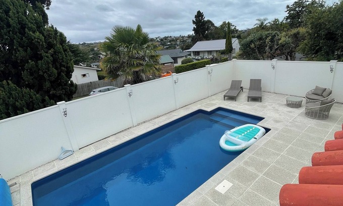 Browns Bay House | Villa Wisteria - Private home with stunning pool, 3 minutes to public transport!
