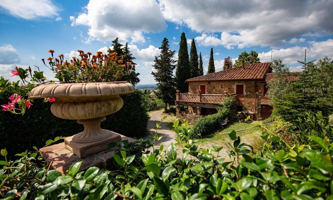 Castiglion Fiorentino Villa | Villa with private pool and tennis court, with the right mix of modern comfort, style and tradition.