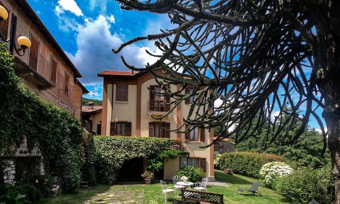 Civenna Villa | Villa with 7 beds, 3 bathrooms, private garden, heating, wifi.