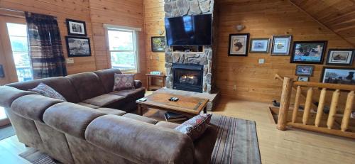 McHenry House | Villa With A View- 4 bedroom townhouse with lake and ski slope views
